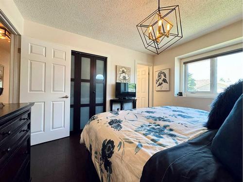 2 Chinook Heights South, Lethbridge, AB - Indoor Photo Showing Bedroom