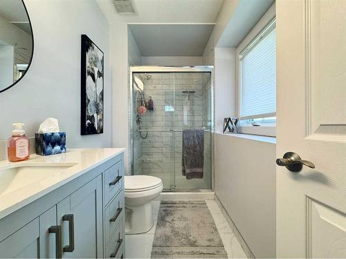 2 Chinook Heights South, Lethbridge, AB - Indoor Photo Showing Bathroom
