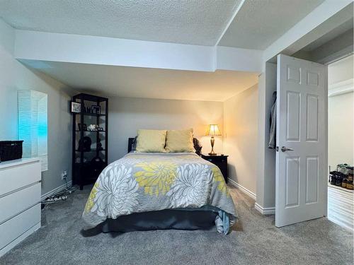 2 Chinook Heights South, Lethbridge, AB - Indoor Photo Showing Bedroom