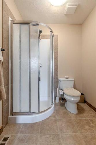 310 Mt Sunburst Way West, Lethbridge, AB - Indoor Photo Showing Bathroom