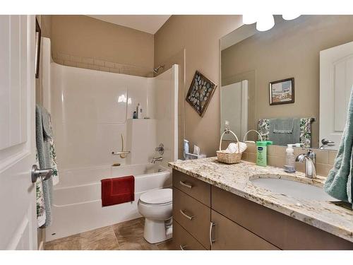 3-175 Fairmont Boulevard South, Lethbridge, AB - Indoor Photo Showing Bathroom