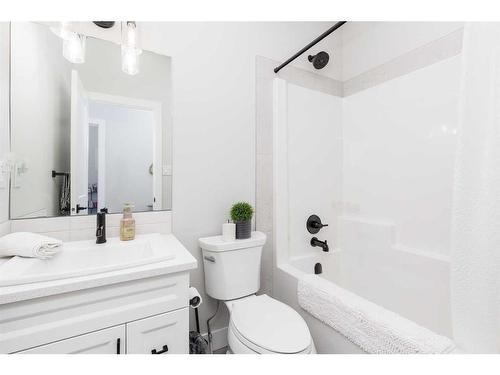 4631 26 Avenue South, Lethbridge, AB - Indoor Photo Showing Bathroom