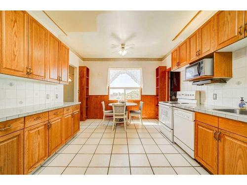 208 Railway Street Se, Milk River, AB - Indoor Photo Showing Kitchen