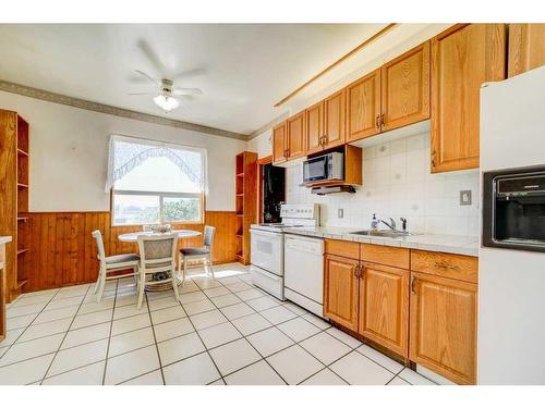 208 Railway Street Se, Milk River, AB - Indoor Photo Showing Kitchen