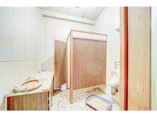 208 Railway Street Se, Milk River, AB - Indoor Photo Showing Bathroom