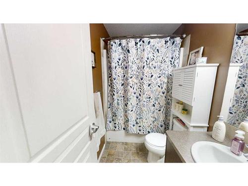 1112 Keystone Road West, Lethbridge, AB - Indoor Photo Showing Bathroom