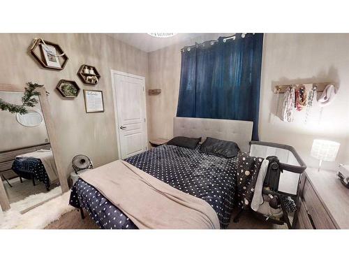 1112 Keystone Road West, Lethbridge, AB - Indoor Photo Showing Bedroom