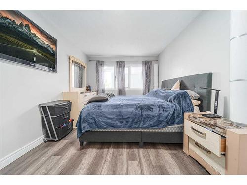 1317 8 Street North, Lethbridge, AB - Indoor Photo Showing Bedroom