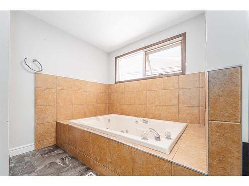 1317 8 Street North, Lethbridge, AB - Indoor Photo Showing Bathroom