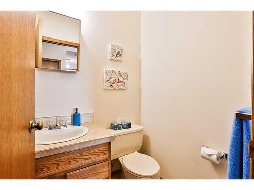 23 Wildwood Crescent West, Lethbridge, AB - Indoor Photo Showing Bathroom