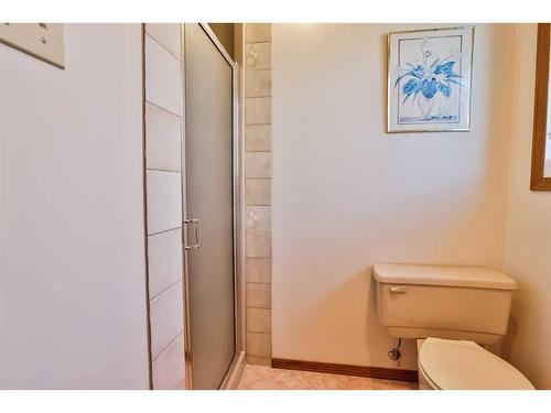 23 Wildwood Crescent West, Lethbridge, AB - Indoor Photo Showing Bathroom