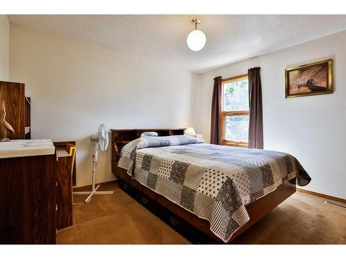 23 Wildwood Crescent West, Lethbridge, AB - Indoor Photo Showing Bedroom
