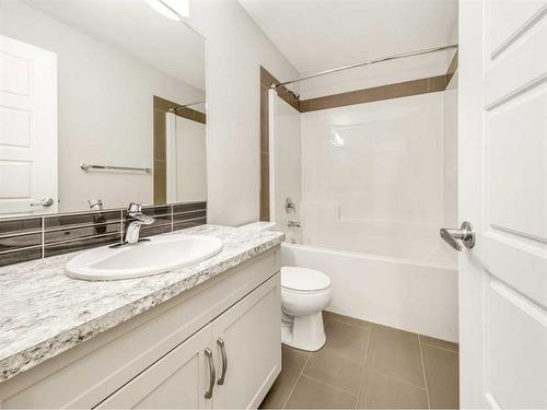 245 Crocus Terrace West, Lethbridge, AB - Indoor Photo Showing Bathroom