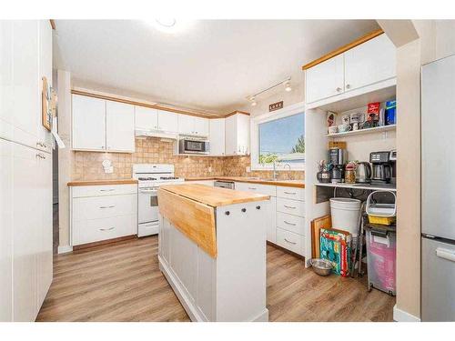 722 27 Street North, Lethbridge, AB - Indoor Photo Showing Kitchen