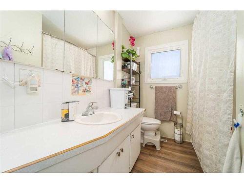 722 27 Street North, Lethbridge, AB - Indoor Photo Showing Bathroom