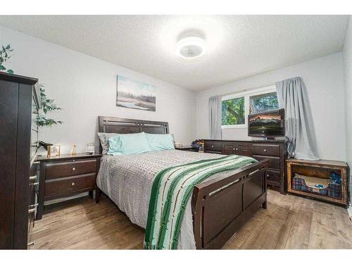 722 27 Street North, Lethbridge, AB - Indoor Photo Showing Bedroom