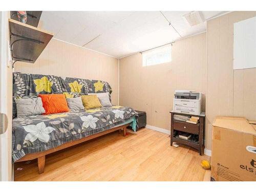 722 27 Street North, Lethbridge, AB - Indoor Photo Showing Bedroom