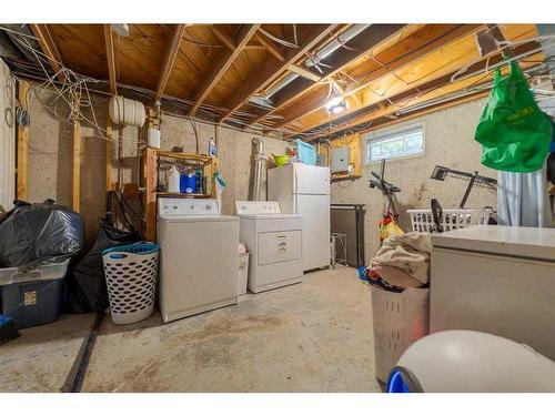 722 27 Street North, Lethbridge, AB - Indoor Photo Showing Laundry Room