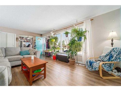 722 27 Street North, Lethbridge, AB - Indoor Photo Showing Living Room