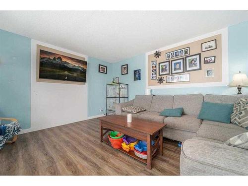 722 27 Street North, Lethbridge, AB - Indoor Photo Showing Living Room