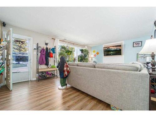 722 27 Street North, Lethbridge, AB - Indoor Photo Showing Living Room