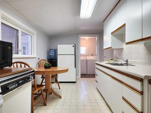 4413 3Rd Street West, Claresholm, AB - Indoor Photo Showing Kitchen