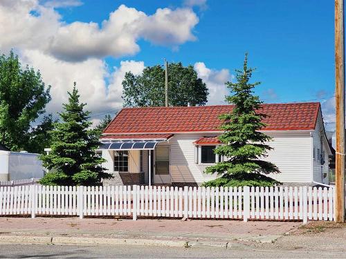 4413 3Rd Street West, Claresholm, AB - Indoor Photo Showing Living Room