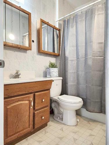 4413 3Rd Street West, Claresholm, AB - Indoor Photo Showing Bathroom