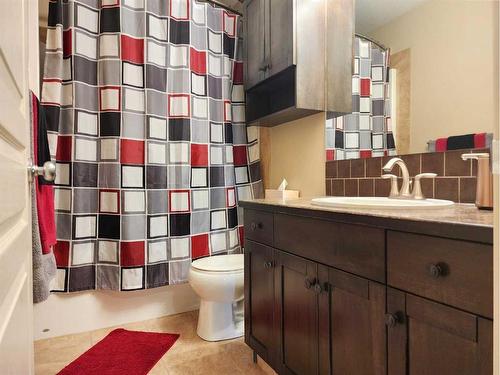 1592 Coalbanks Boulevard West, Lethbridge, AB - Indoor Photo Showing Bathroom
