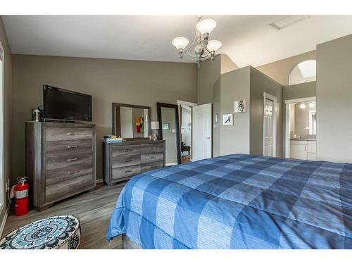 13-990 Scenic Drive South, Lethbridge, AB - Indoor Photo Showing Bedroom