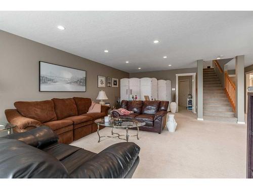 13-990 Scenic Drive South, Lethbridge, AB - Indoor Photo Showing Living Room