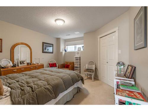 13-990 Scenic Drive South, Lethbridge, AB - Indoor Photo Showing Bedroom