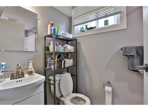 2406 12 Avenue South, Lethbridge, AB - Indoor Photo Showing Bathroom