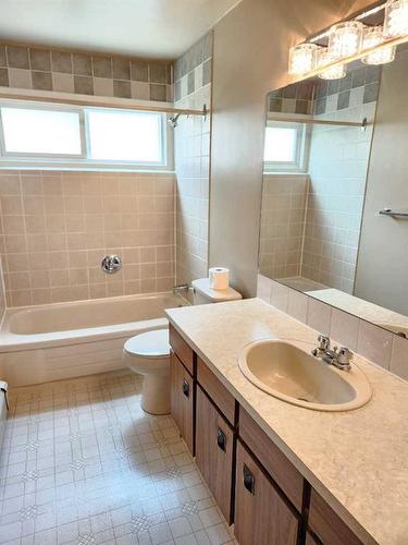 212-75 Temple Boulevard West, Lethbridge, AB - Indoor Photo Showing Bathroom