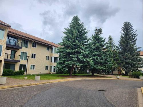 212-75 Temple Boulevard West, Lethbridge, AB - Outdoor With Facade