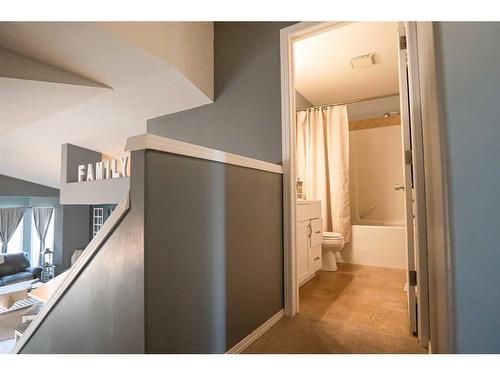 180 Mildred Dobbs Boulevard North, Lethbridge, AB - Indoor Photo Showing Bathroom