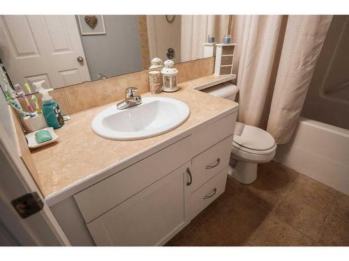 180 Mildred Dobbs Boulevard North, Lethbridge, AB - Indoor Photo Showing Bathroom