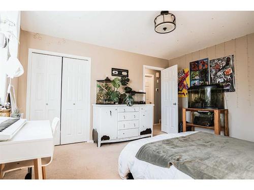 180 Mildred Dobbs Boulevard North, Lethbridge, AB - Indoor Photo Showing Bedroom