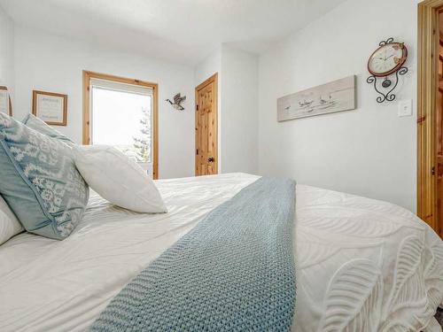 16 Mountain Vista Estates Drive, Hill Spring, AB - Indoor Photo Showing Bedroom