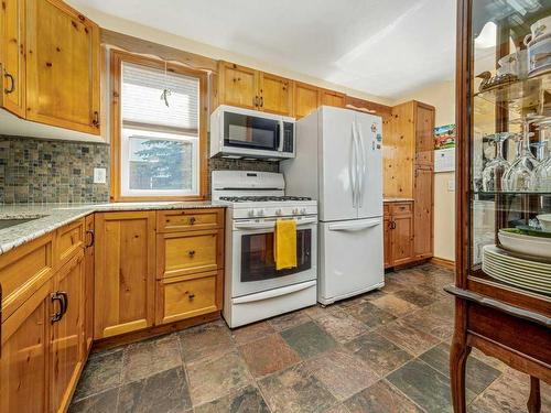 16 Mountain Vista Estates Drive, Hill Spring, AB - Indoor Photo Showing Kitchen