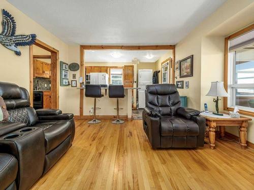 16 Mountain Vista Estates Drive, Hill Spring, AB - Indoor Photo Showing Living Room