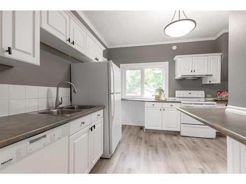 633 12 Street South, Lethbridge, AB - Indoor Photo Showing Kitchen With Double Sink