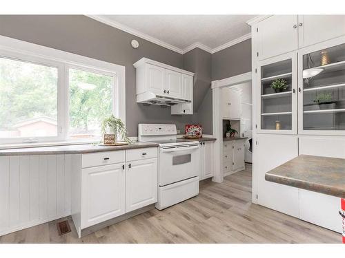 633 12 Street South, Lethbridge, AB - Indoor Photo Showing Kitchen