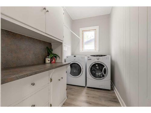 633 12 Street South, Lethbridge, AB - Indoor Photo Showing Laundry Room