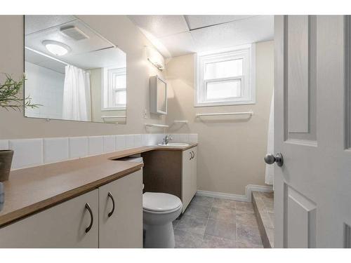 633 12 Street South, Lethbridge, AB - Indoor Photo Showing Bathroom
