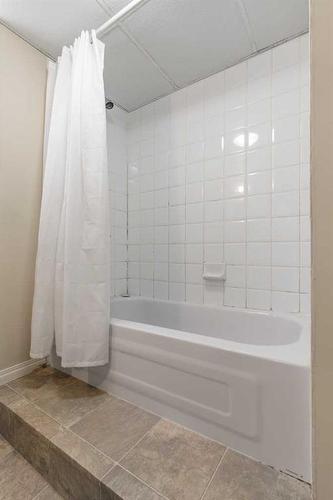 633 12 Street South, Lethbridge, AB - Indoor Photo Showing Bathroom