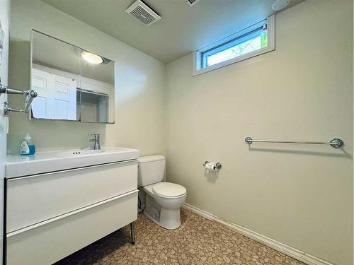 21 Lafayette Crescent West, Lethbridge, AB - Indoor Photo Showing Bathroom