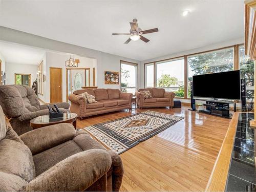 214 21 Street, Fort Macleod, AB - Indoor Photo Showing Living Room