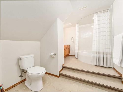 214 21 Street, Fort Macleod, AB - Indoor Photo Showing Bathroom