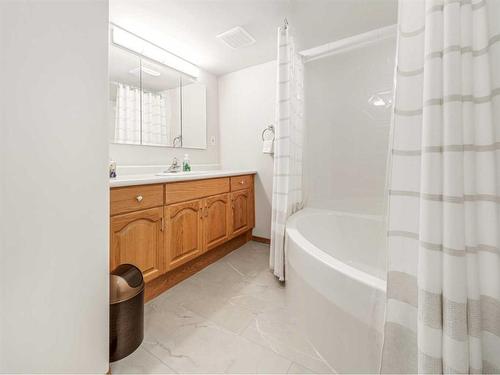 214 21 Street, Fort Macleod, AB - Indoor Photo Showing Bathroom